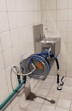 5HR-242-01-A: Vòi xịt sàn dạng cuộn mở Equip